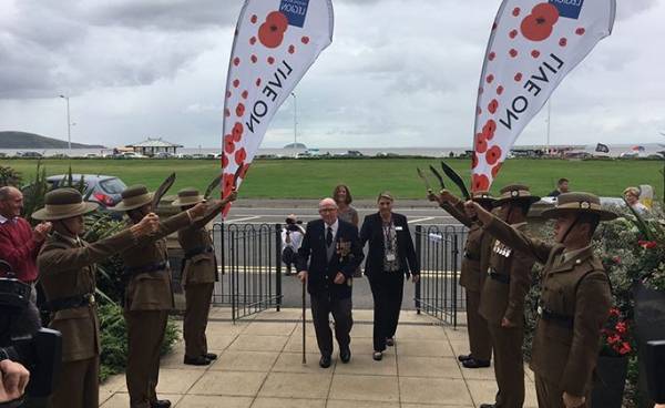 بالفيديو.. مُعمر يدخل موسوعة غينيس بحركة واحدة !