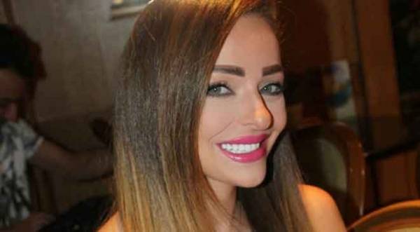 زين كرزون تصف أسئلة معجبيها  بالتافهه والوقحة! (الفيديو)