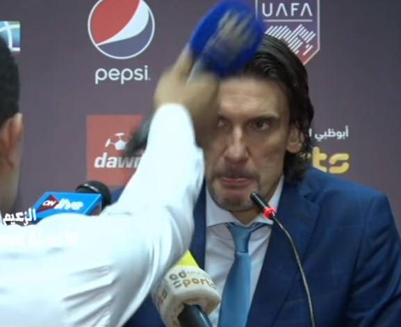 صحفي مصري ينزع مايك التلفزيون الاردني و يصرخ : الي هيتكلم بطلعه برا القاعة..فيديو