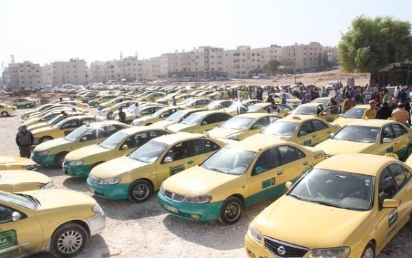 سائقو الأصفر خلال اعتصامهم أمام النقل: الطبع الجديدة راحت للحيتان