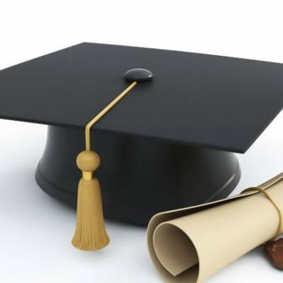 بالصور.. تتخرج من الجامعة بحضور أحفادها!