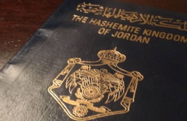 من هي الفئة التي قررت الحكومة منحها جوازات سفر ولماذا؟