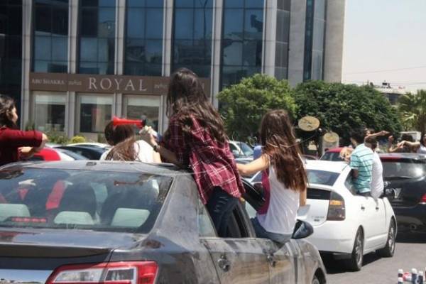 فرحة بالصور.. ماذا فعل طلاب وطالبات التوجيهي؟