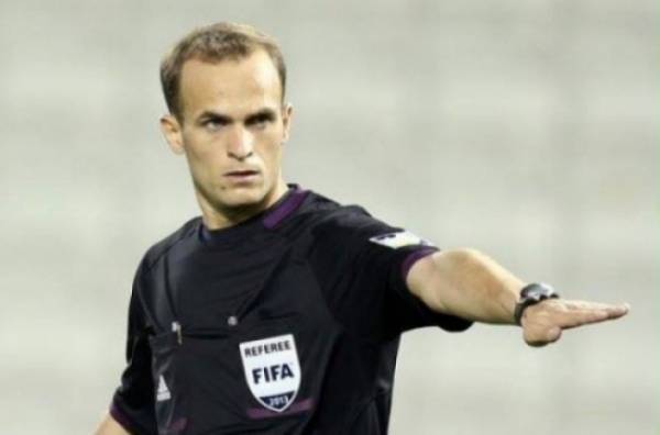 إيقاف الحكم مخادمة لمدة شهر لركلة جزاء غير صحيحة