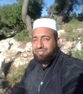 دفن والدته ثم  قضى مع أسرته