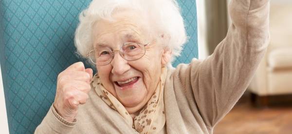 تحتفل بعيد ميلادها الـ90 بطريقة غريبة (فيديو)