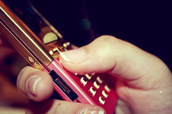 مكالمة خاطئة تتسبب بطلاق سيدة في عمّان