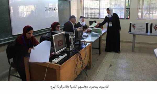 المومني: الهيئة تحقق في تصوير بعض اوراق الاقتراع