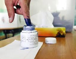 مسؤول في الداخلية يرفض غمس اصبعة بالحبر للتصويت