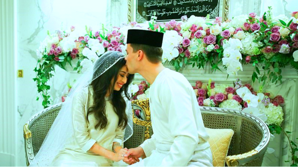 انظر إلى لاعب الكرة السابق يعتنق الإسلام ويتزوج أميرة