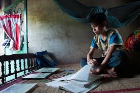 أغرب طريقة للذهاب إلى المدرسة.. أطفال يتحدون كل الصعاب  فيديو