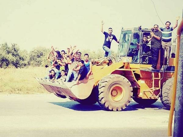 بالصور ..مواطنون في إربد يذهبون للاقتراع على جرافة !