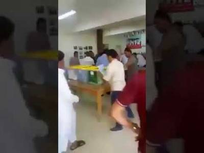 بالفيديو .. لحظة الاعتداء على صناديق اقتراع بالموقر