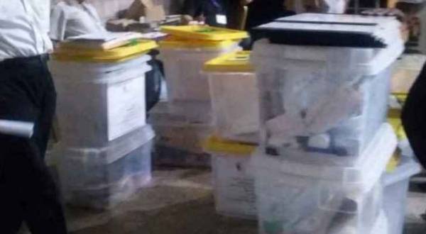 قرعة بين مرشحين تعادلا في الاصوات !