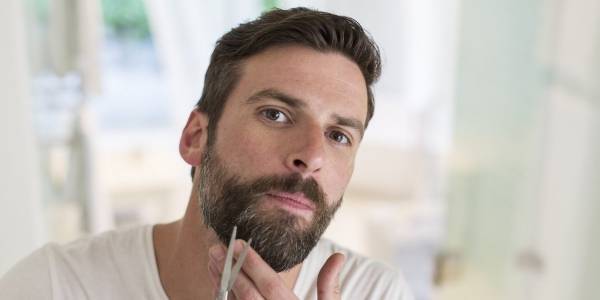 عزيزي الرجل يمكنك حلق لحيتك باستخدام هاتفك! شاهد