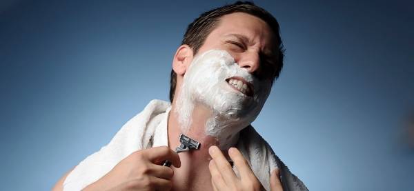 الآن .. بإمكانك حلق لحيتك باستخدام الهاتف ...فيديو