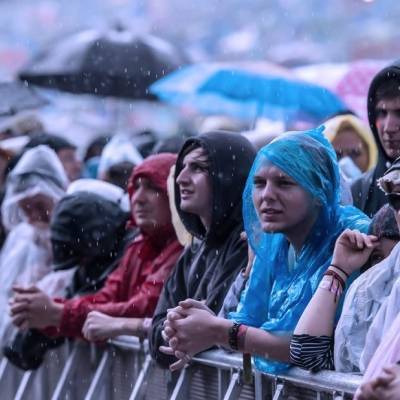 حفل موسيقي تحت المطر.. والزي الرسمي: أكياس بلاستيكية ..صور