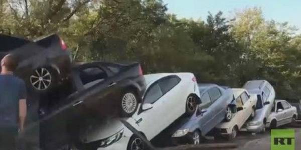 طوفان من الطين يحول طريقا سريعا إلى كومة سيارات