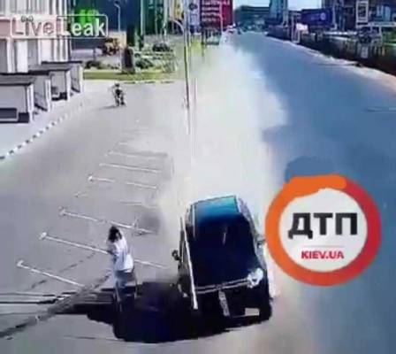 بالفيديو .. أم وطفلها كادا أن يذهبا ضحية سائق طائش