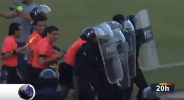 بالفيديو: ضرب الحكم المصري في نهائي البطولة العربية مجددًا.. والأمن ينقذه بالقنابل