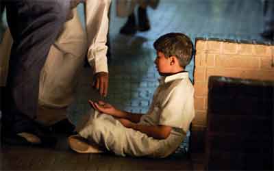 طفل يلجأ الى وزارة التنمية لإنقاذه من والده المدمن