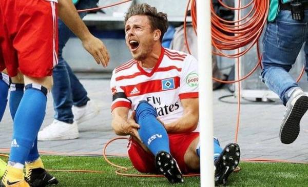 فيديو.. حاول الاحتفال بهدفه فقطع رباطه الصليبي