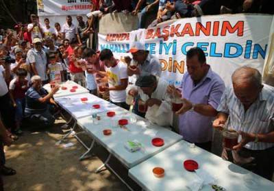 بثلاث دقائق فقط.. تركي يتناول 2.250 كغ من العسل