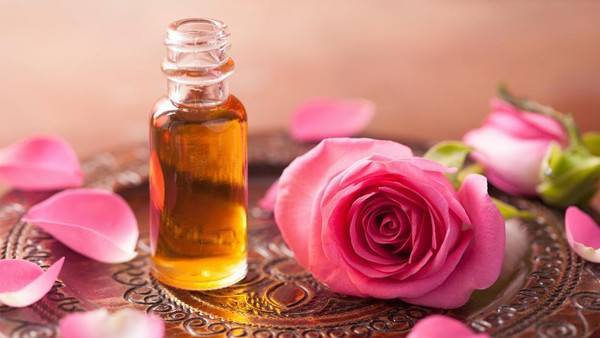 هل تعلمين كيف يعتني زيت الورد بجمالكِ؟