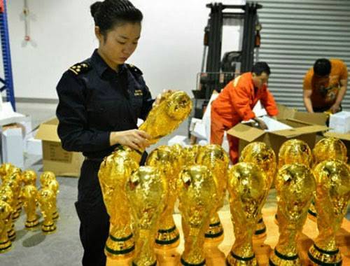 الشرطة الصينية تحبط تهريب 1000 نسخة مقلدة من كأس العالم