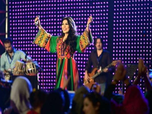 رغم التهديدات بقتلها وتفجير حفلها..  كيم كارداشيان الأفغانية تغني في كابول