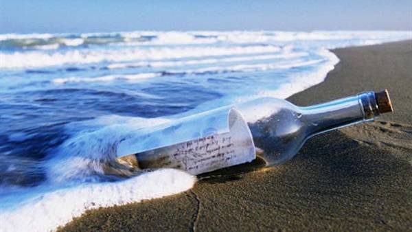 رسالة ألقاها عاشقان من اليونان ترسو بشاطئ غزة فيديو