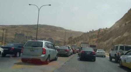 انحراف قاطرة عن رأس شاحنة تتسبب بازدحام مروري خانق على طريق إربد عمان