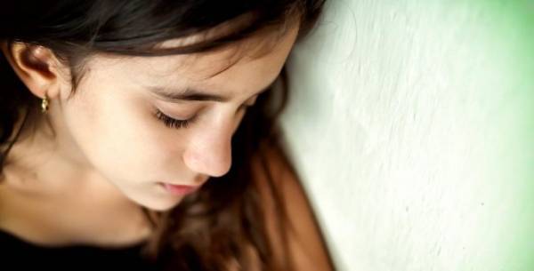 طفلة تُنهي حياتها بنفسها بعد مشاجرة مع أمها حول الدراسة