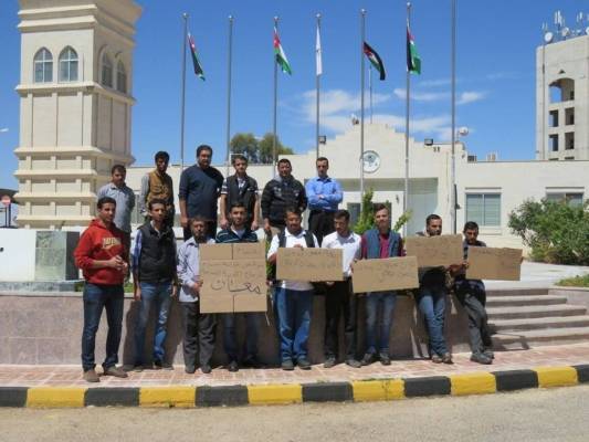 عمال مصنع سنام بمعان يطالبون بصرف رواتبهم المستحقة منذ اشهر