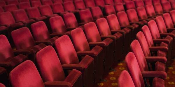 لماذا أغلب مقاعد السينما حمراء؟ السبب مثيرٌ.. ومقزّز أحياناً