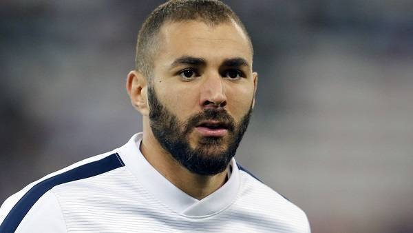 بالصور...مهاجم ريال مدريد بنزيما  يؤدي مناسك الحج