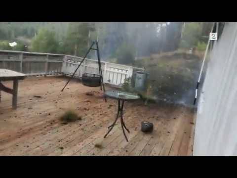 مصور يتفاجأ بضرب البرق على بعد امتار منه ..فيديو