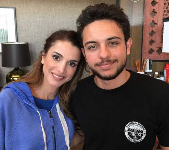 ولي العهد يهنىء الملكة بعيد ميلادها