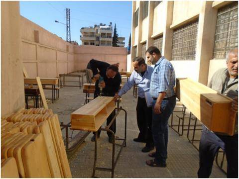 مدير مدرسة في العقبة يتكفل بصيانة 200 مقعد للطلاب على نفقته الخاصة