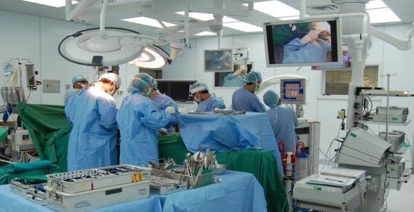 بالفيديو .. شجار بين طبيبين أثناء إجراء عملية جراحية