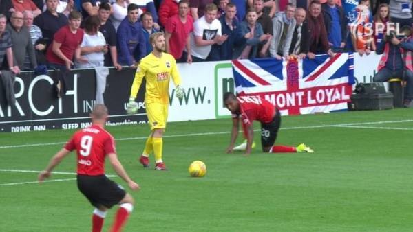 بالفيديو.. حارس يتسبب بهدف غريب في مرمى فريقه !