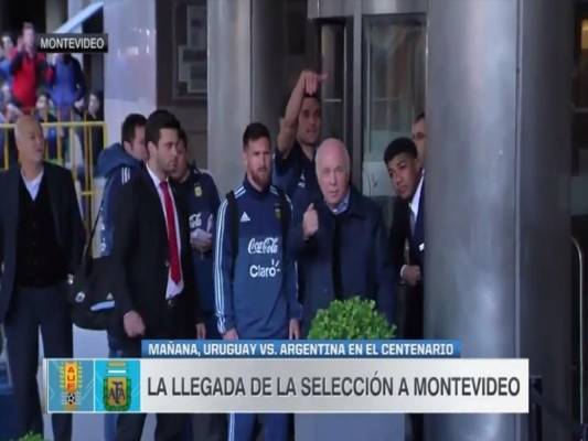 (فيديو) ميسي يرسم البسمة على شفاه طفل قبل موقعة الأوروغواي