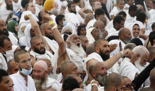 الحجاج يرمون الجمرات أول أيام التشريق