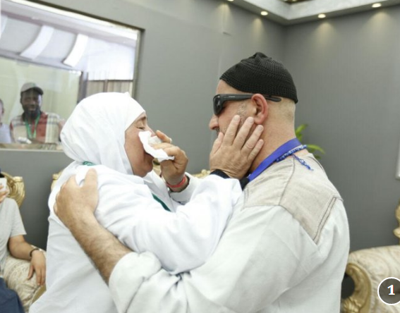 في الحج ..شقيقان يجتمعان بعد فراق (15)عاما