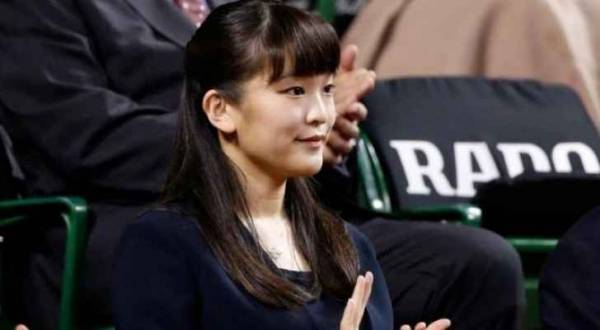 حفيدة إمبراطور اليابان تتزوج شابا من العامة