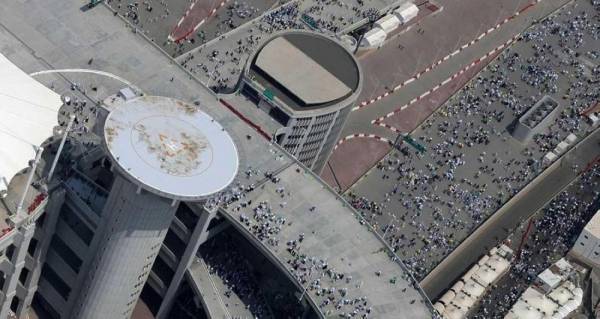 ضيوف الرحمن يرمون الجمرات أول أيام التشريق