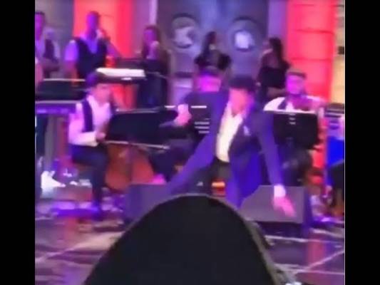 بالفيديو  سقوط راغب علامة خلال حفل غنائي في لبنان