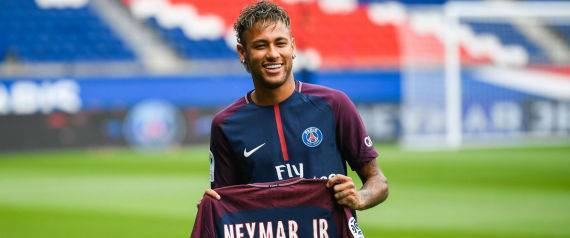 الأسطورة البرازيلية بيليه يدافع عن نيمار بعد رحيله من برشلونة