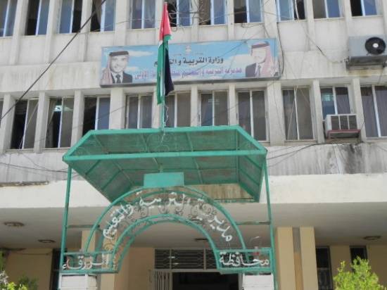 90 طالب في الغرفه الصفيه يا وزير التربيه والتعليم