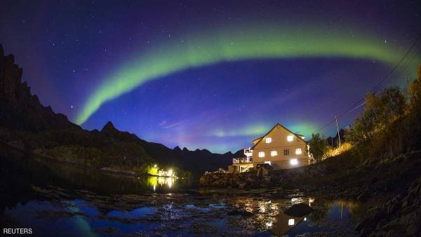 بالصور.. شفق مدهش يضيء السماء بألوان عديدة